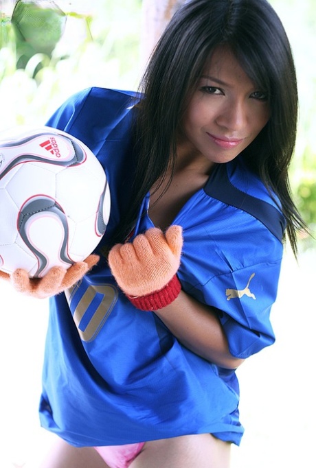 Thai soccer player Samei Poo unveils her great body while wearing gloves 60906047